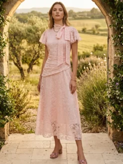 Robe rose élégante à volants fermeture éclair manches courtes col montant et manches pétales idéale pour une soirée romantique.