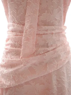 Robe rose élégante à volants fermeture éclair manches courtes col montant et manches pétales idéale pour une soirée romantique.