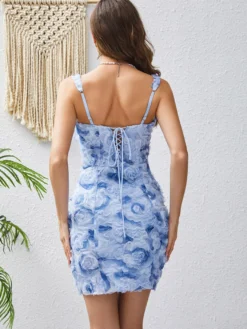 Robe rose sexy mini en dentelle sans manches à bretelles et décolleté plongeant idéale pour une soirée en amoureux.