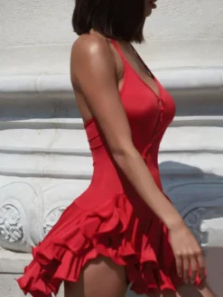 Robe rouge chic mini dos nu plissée à lacets sans manches et col en V pour une soirée en amoureux