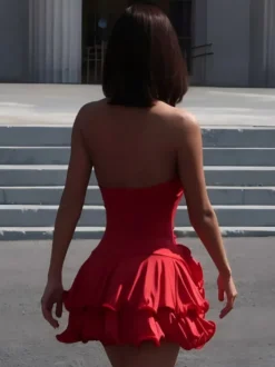 Robe rouge chic mini dos nu plissée à lacets sans manches et col en V pour une soirée en amoureux