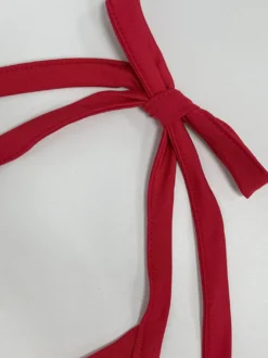 Robe rouge chic mini dos nu plissée à lacets sans manches et col en V pour une soirée en amoureux