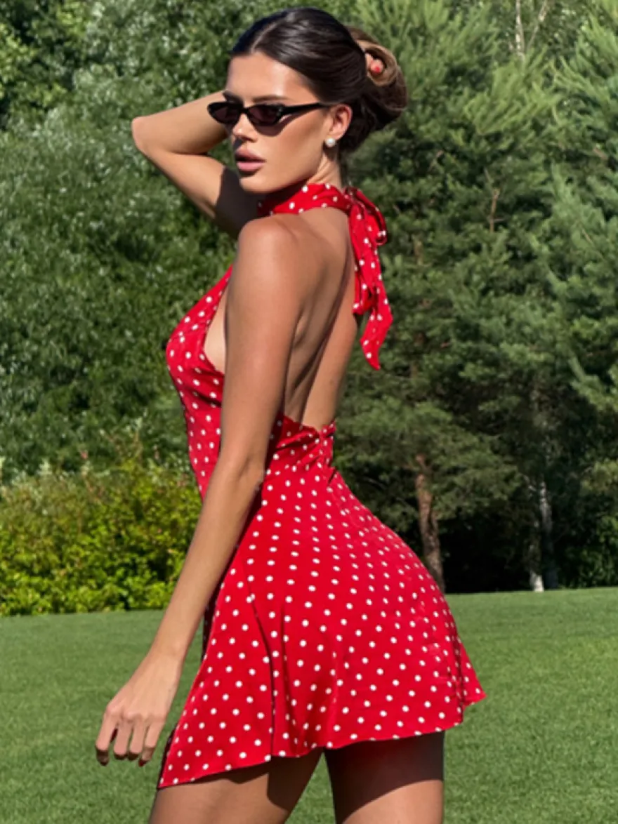 Robe rouge cintrée et élégante à pois parfaite pour les fêtes d'été