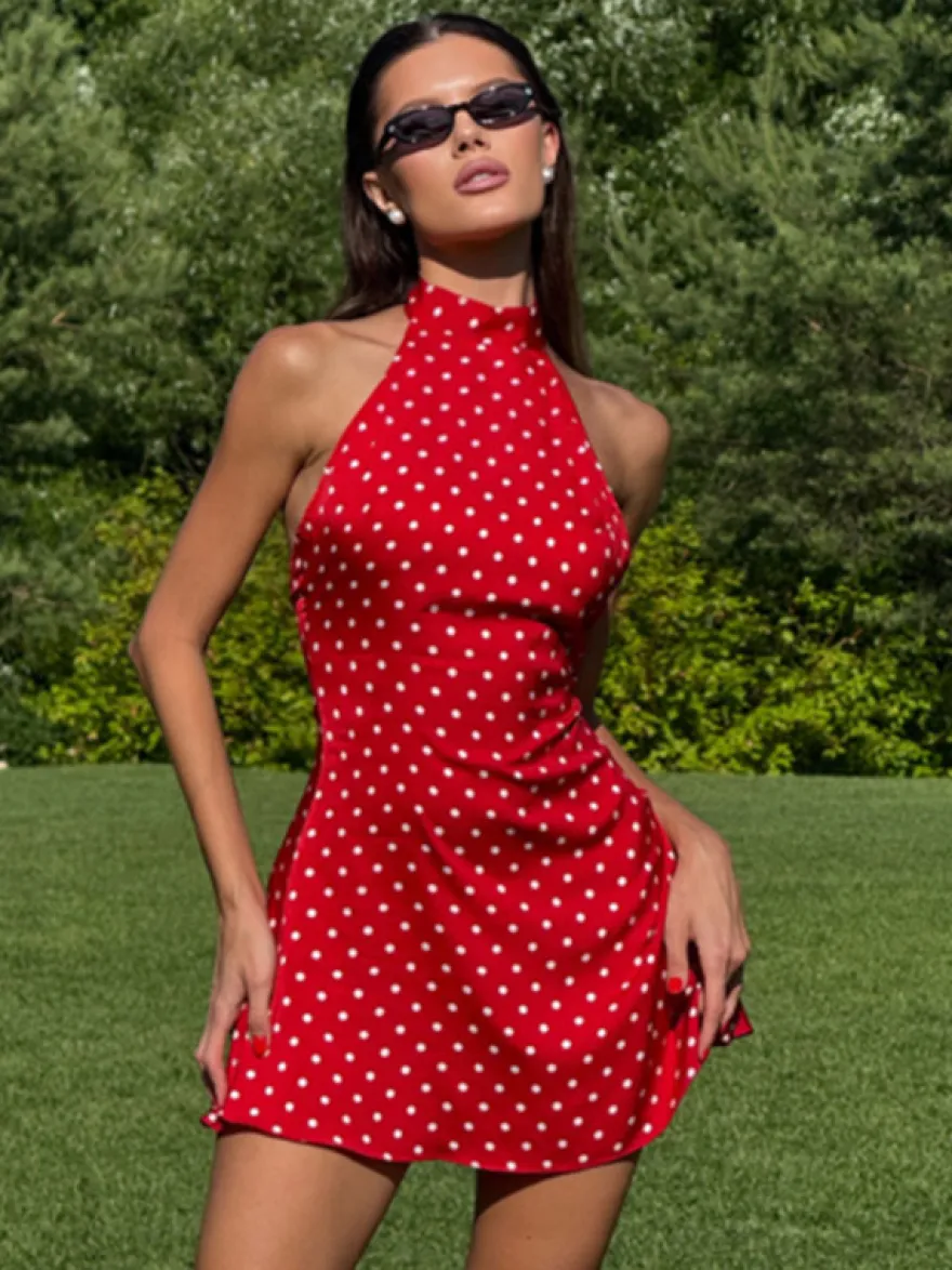 Robe rouge cintrée et élégante à pois parfaite pour les fêtes d'été