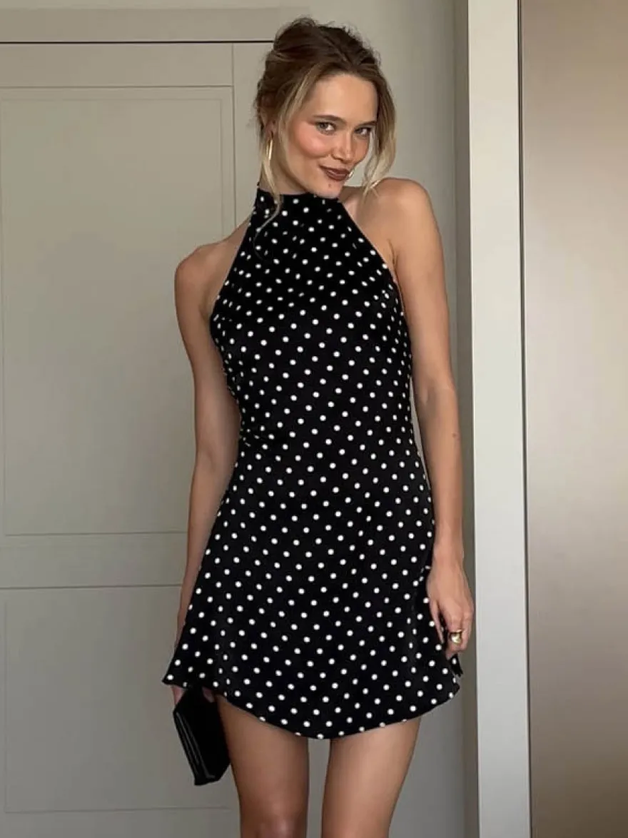 Robe rouge cintrée et élégante à pois parfaite pour les fêtes d'été