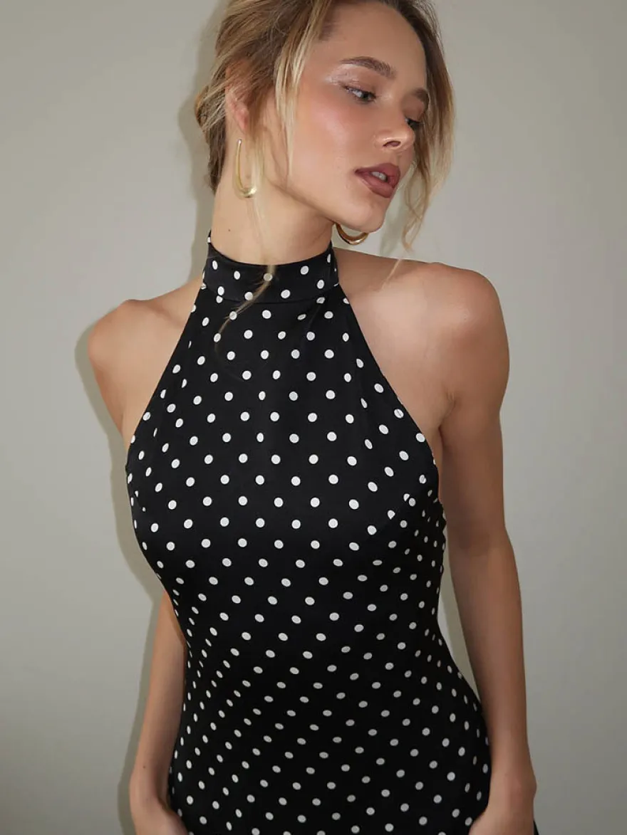 Robe rouge cintrée et élégante à pois parfaite pour les fêtes d'été