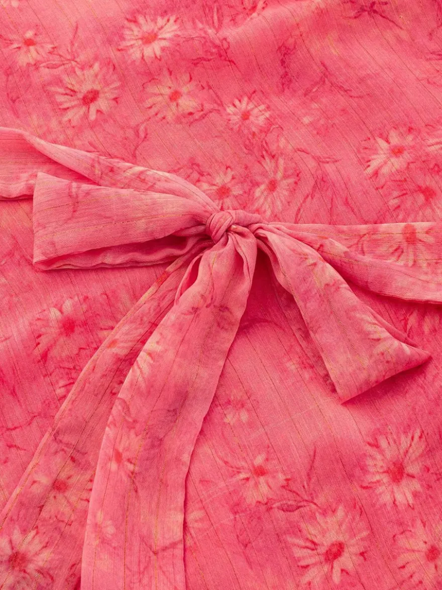 Robe rouge sans manches à col en V et taille haute ornée de volants idéale au quotidien.