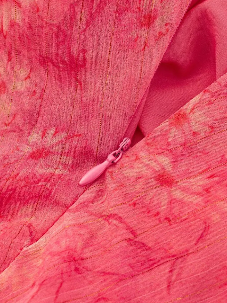 Robe rouge sans manches à col en V et taille haute ornée de volants idéale au quotidien.
