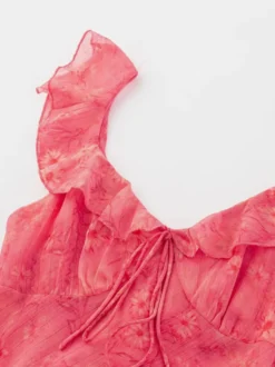 Robe rouge sans manches à col en V et taille haute ornée de volants idéale au quotidien.