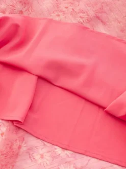 Robe rouge sans manches à col en V et taille haute ornée de volants idéale au quotidien.