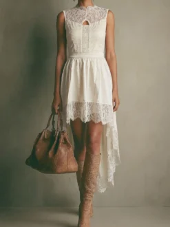 Robes de soirée romantiques midi asymétriques bohèmes en dentelle sans manches à col rond et coupe asymétrique fluide
