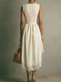 Robes de soirée romantiques midi asymétriques bohèmes en dentelle sans manches à col rond et coupe asymétrique fluide