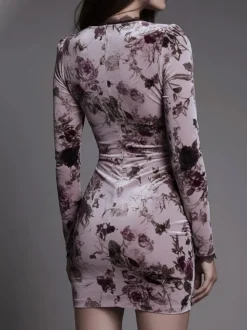 Robes roses courtes en dentelle à manches longues et imprimé floral col en V idéales pour une soirée en amoureux.