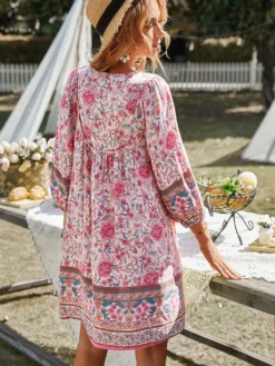 Robe tunique bohème pour femme - Robe courte ample à imprimé floral col en V et manches lanternes 3/4 - Tenue d'été idéale pour une garden-party ou la plage (collection 2026)