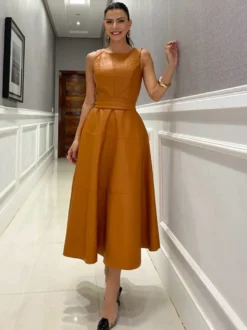 Robe verte chic mi-longue sans manches à col bijou pour une soirée en amoureux