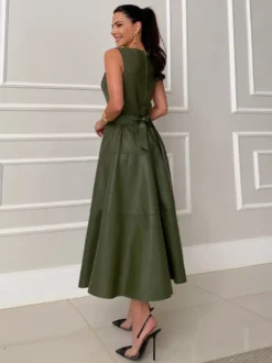 Robe verte chic mi-longue sans manches à col bijou pour une soirée en amoureux