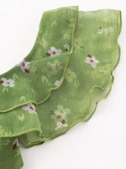 Robe verte sans manches à col en V et taille haute pour femme ornée de fleurs douces.