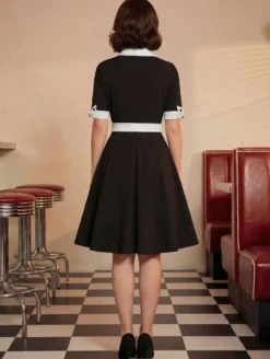 Robe vintage années 1950 jaune bicolore à nœuds manches courtes col orné coupe trapèze mi-longue