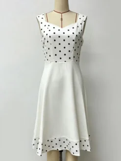 Robe vintage à pois sans manches décolleté cœur ceinture contrastée à l'ourlet style rétro coupe midi évasée