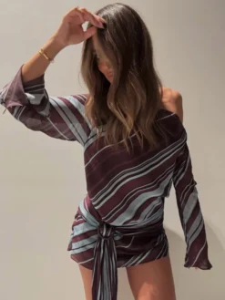 Robe violette chic à manches longues et une épaule pour femme idéale au quotidien.