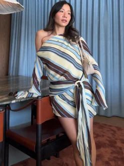 Robe violette chic à manches longues et une épaule pour femme idéale au quotidien.