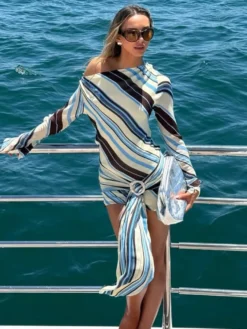 Robe violette chic à manches longues et une épaule pour femme idéale au quotidien.
