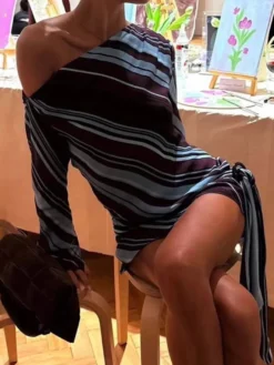 Robe violette chic à manches longues et une épaule pour femme idéale au quotidien.