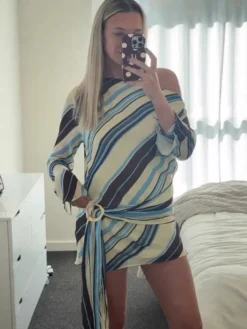 Robe violette chic à manches longues et une épaule pour femme idéale au quotidien.