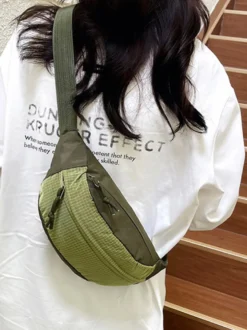 Sac banane léger en nylon color block bandoulière réglable idéal pour les voyages en extérieur.
