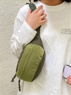 Sac banane léger en nylon color block bandoulière réglable idéal pour les voyages en extérieur.