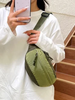 Sac banane léger en nylon color block bandoulière réglable idéal pour les voyages en extérieur.