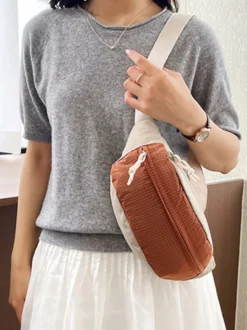 Sac banane léger en nylon color block bandoulière réglable idéal pour les voyages en extérieur.