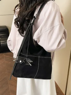 Sac hobo vintage en daim avec surpiqûres contrastées bandoulière ajustable et porte-monnaie intégré.