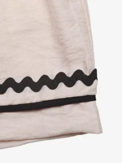 Short beige à taille élastique pour femme avec bordure ondulée noire style décontracté taille haute coupe ample idéal pour l'été.
