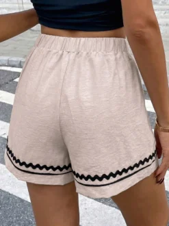 Short beige à taille élastique pour femme avec bordure ondulée noire style décontracté taille haute coupe ample idéal pour l'été.