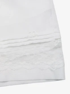 Short blanc pour femme à taille élastique avec broderie florale et bordure en dentelle coupe ample idéal pour l'été.
