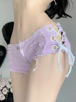Short en jean micro-short à ourlet brut et lacets latéraux multicolores style années 200.