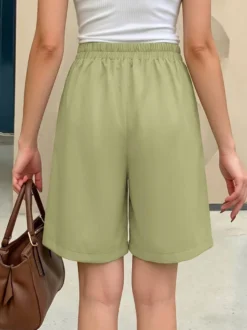 Short plissé taille haute pour femme asymétrique à nouer à la taille coupe ample et décontractée idéal pour l'été.
