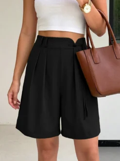 Short plissé taille haute pour femme asymétrique à nouer à la taille coupe ample et décontractée idéal pour l'été.