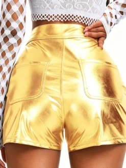 Short taille haute en similicuir métallisé brillant avec fermeture éclair et bouton idéal pour les soirées décontractées et les clubs.