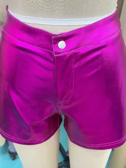 Short taille haute en similicuir métallisé brillant avec fermeture éclair et bouton idéal pour les soirées décontractées et les clubs.