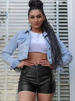 Short taille haute en similicuir fermeture éclair sur le devant poches multiples zippées coupe slim style décontracté.