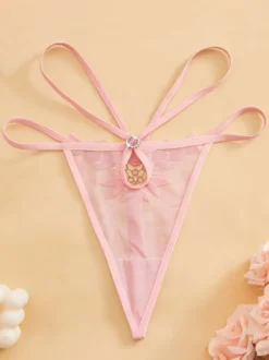 String en dentelle noire lingerie féminine culotte transparente en résille.