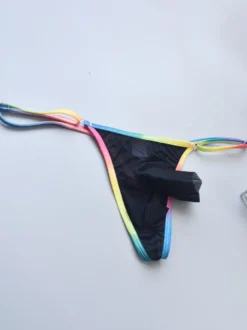 String pour homme avec ceinture arc-en-ciel poche séparée et tissu transparent en maille.
