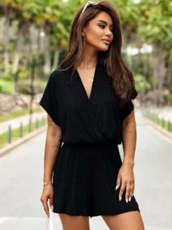 Tenue une pièce d'été large en polyester plissé à manches courtes et col en V blanc