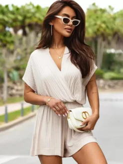 Tenue une pièce d'été large en polyester plissé à manches courtes et col en V blanc