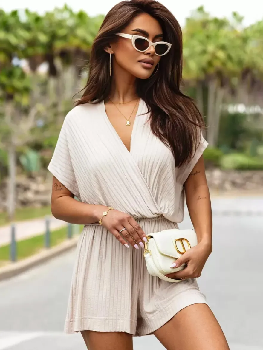 Tenue une pièce d'été large en polyester plissé à manches courtes et col en V blanc