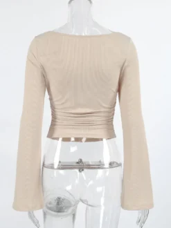 Top beige côtelé à manches longues pour femme - Coupe ajustée manches évasées et froncées sur le devant - Style streetwear minimaliste et basique pour le printemps 2026