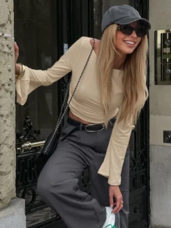 Top beige côtelé à manches longues pour femme - Coupe ajustée manches évasées et froncées sur le devant - Style streetwear minimaliste et basique pour le printemps 2026