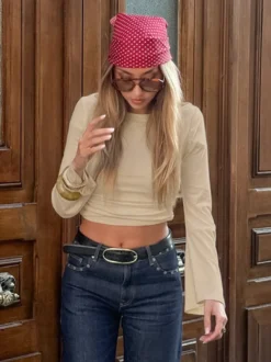 Top beige côtelé à manches longues pour femme - Coupe ajustée manches évasées et froncées sur le devant - Style streetwear minimaliste et basique pour le printemps 2026